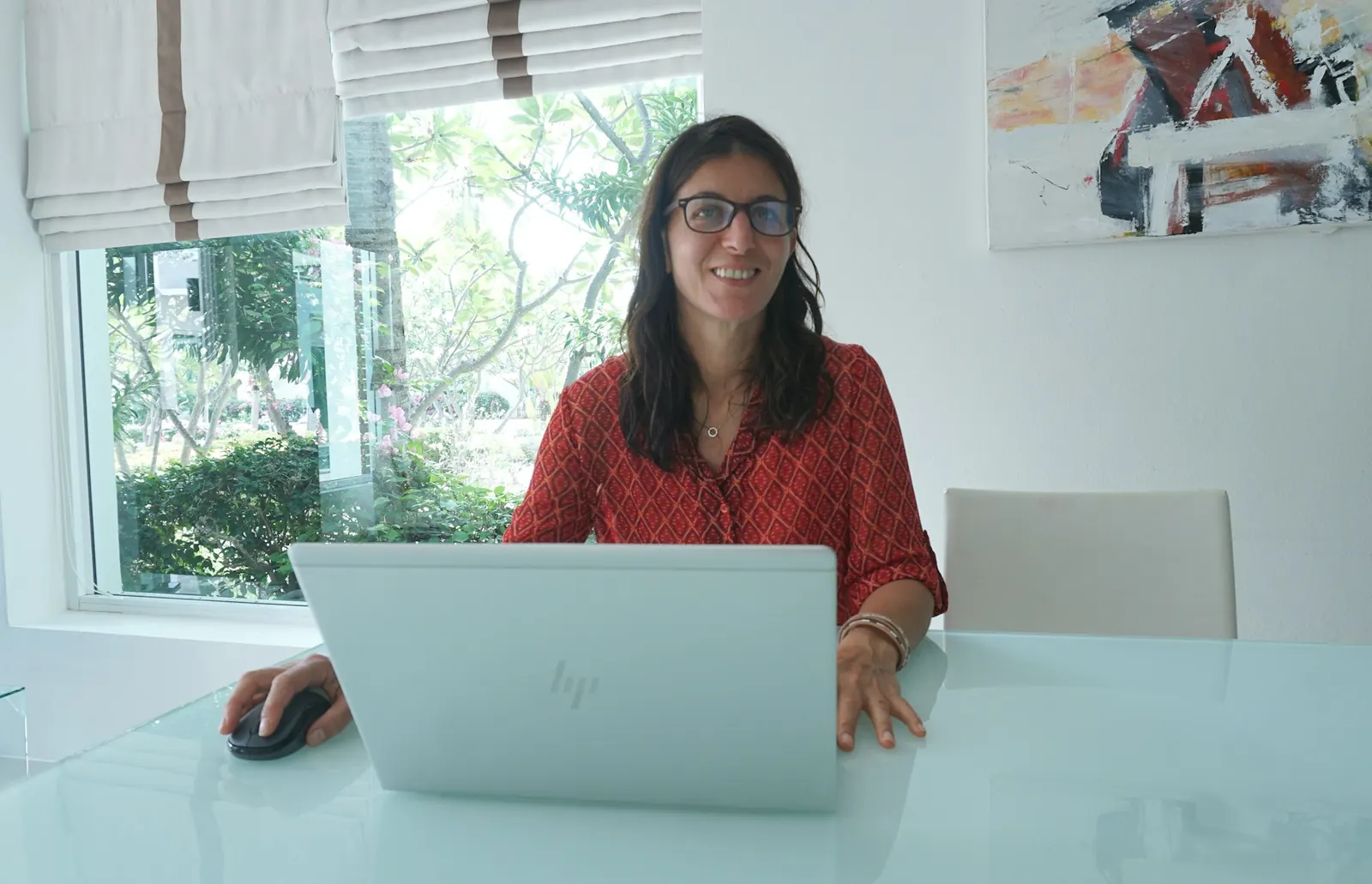 Emprendedora trabajando en su computadora portátil en una oficina en casa